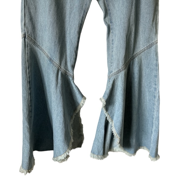 HONEYBUM Woman’s Raw Flare Hem High Rise Light Wash Jeans Size Large - Picture 3 of 12